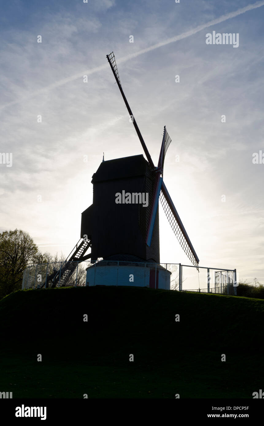 Belgien-Brügge-Windmühle auf dem Kanal rund um die Stadt Stockfoto