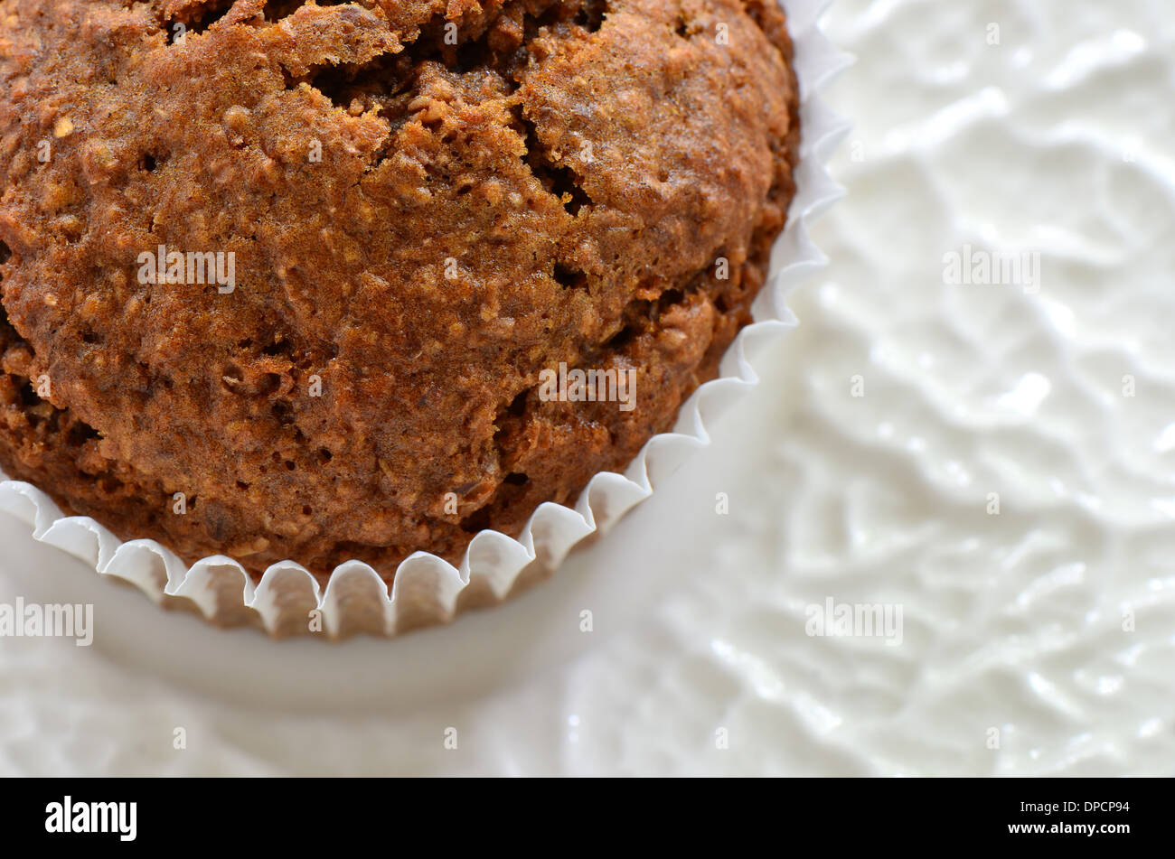 Kleie-Muffins auf weißen geriffelten Teller Stockfoto