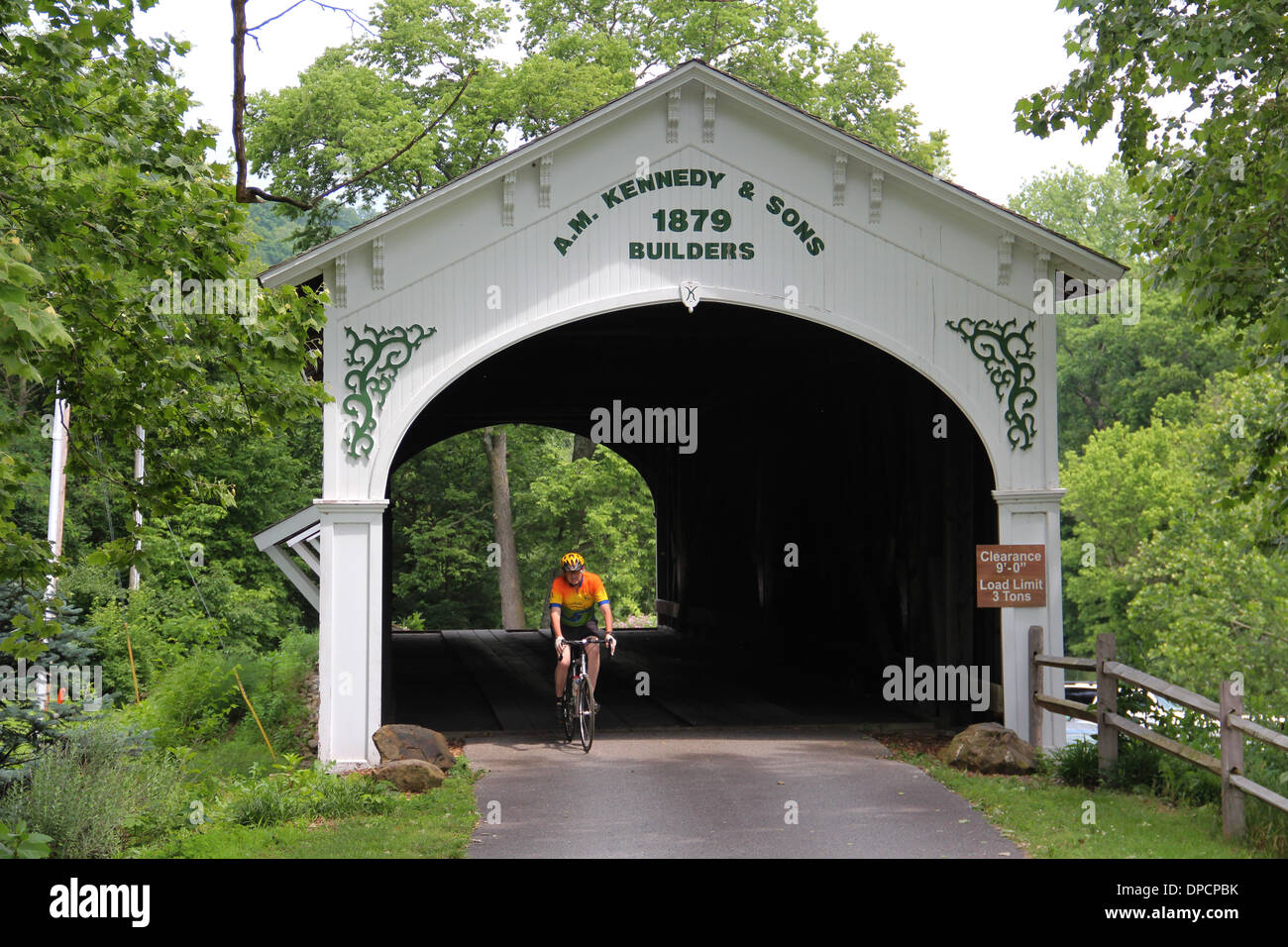 Radtour auf historische gedeckte Holzbrücke Indiana Stockfoto