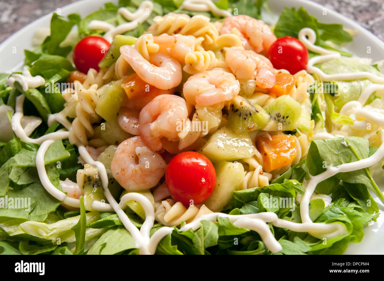Frische Garnelen Melone Kiwi und Pasta-Salat Stockfoto
