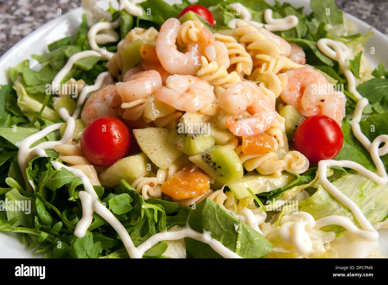 Frische Garnelen Melone Kiwi und Pasta-Salat Stockfoto