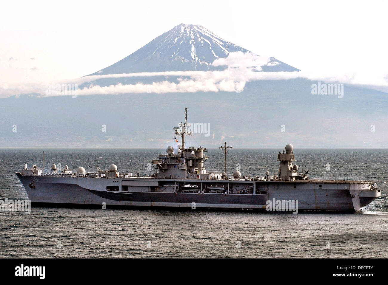 U.S. 7. Flotte Flaggschiff USS Blue Ridge dampft in Sichtweite des Mt. Fuji 30. Mai 2008 in der Nähe von Shimizu, Japan. Stockfoto