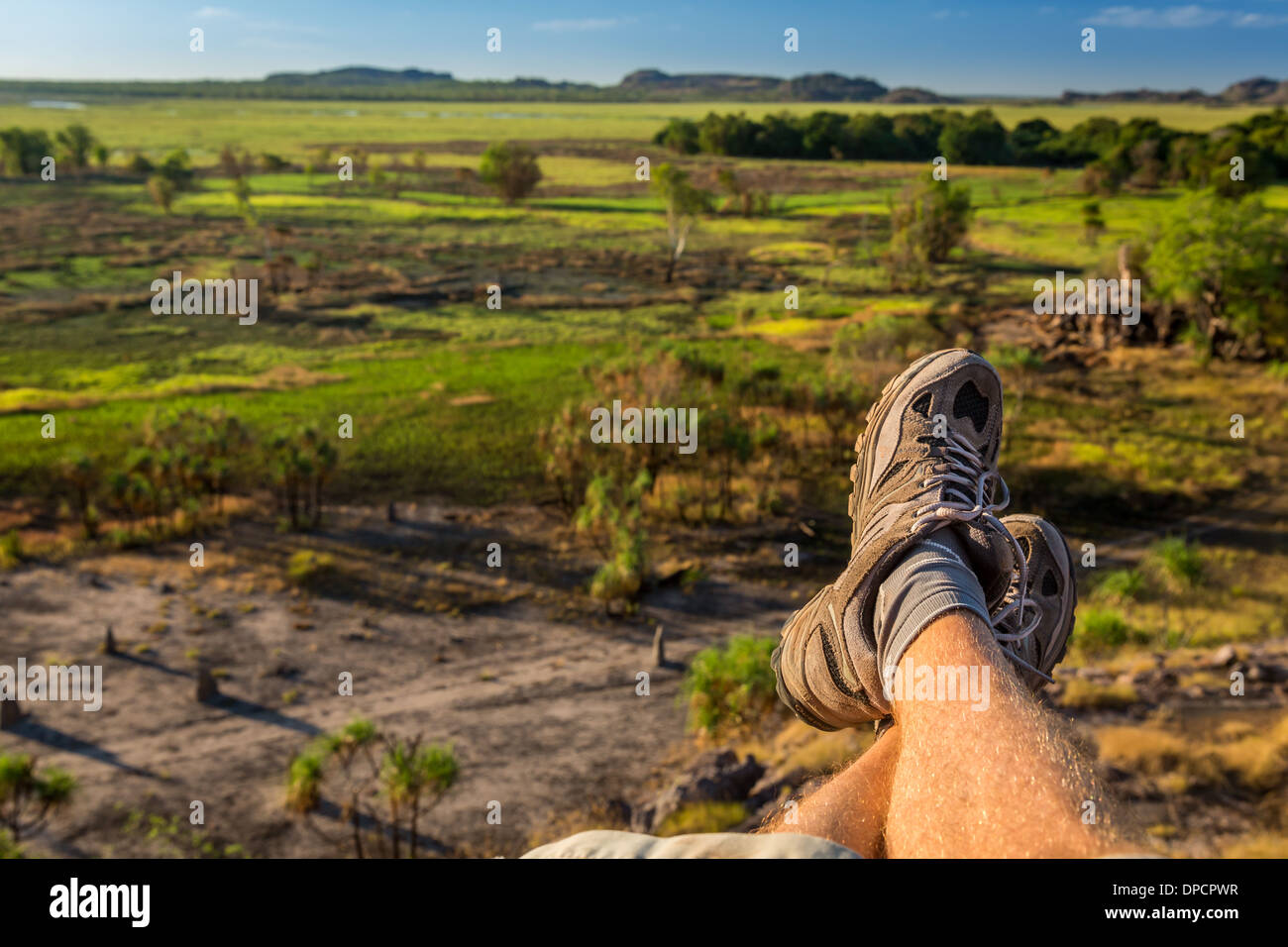 Mannes Beine mit Blick auf Nadab Aue, Nadab Lookout, Ubirr, East Alligator Region, Northern Territory, Australien Stockfoto