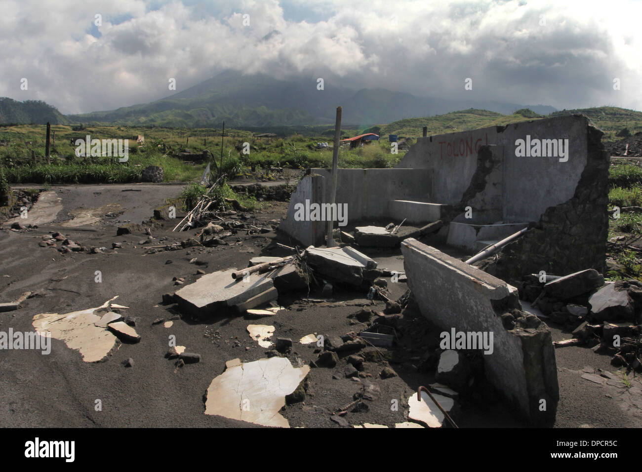 Schäden an Dorf von pyroklastischen Strom von Mt Merapi Vulkanausbruch Indonesien Vulkan Gunung Merapi Rauchen montieren aktiver Stratovulkan Stockfoto