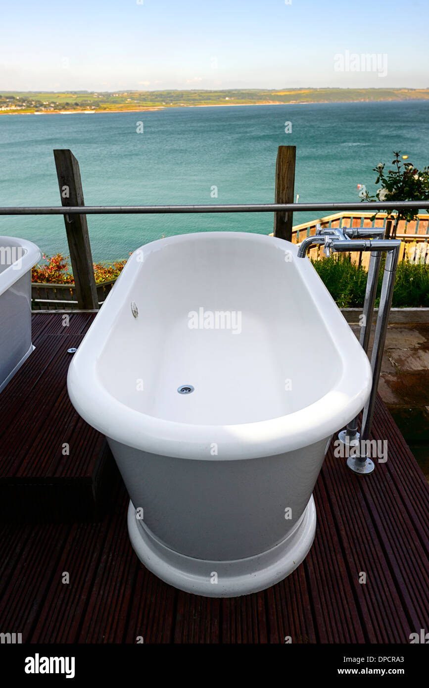 ein Bad Bäder Badewannen übersehen, mit Blick auf Atlantik im Freien im freien Klippe Gestellfarben Ardmore Hotel Waterford Stockfoto