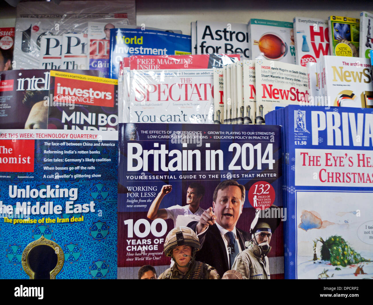 Magazine im Regal am Zeitungskiosk von WH Smith Großbritannien 2014 David Cameron auf Frontcover London England VEREINIGTES KÖNIGREICH Stockfoto