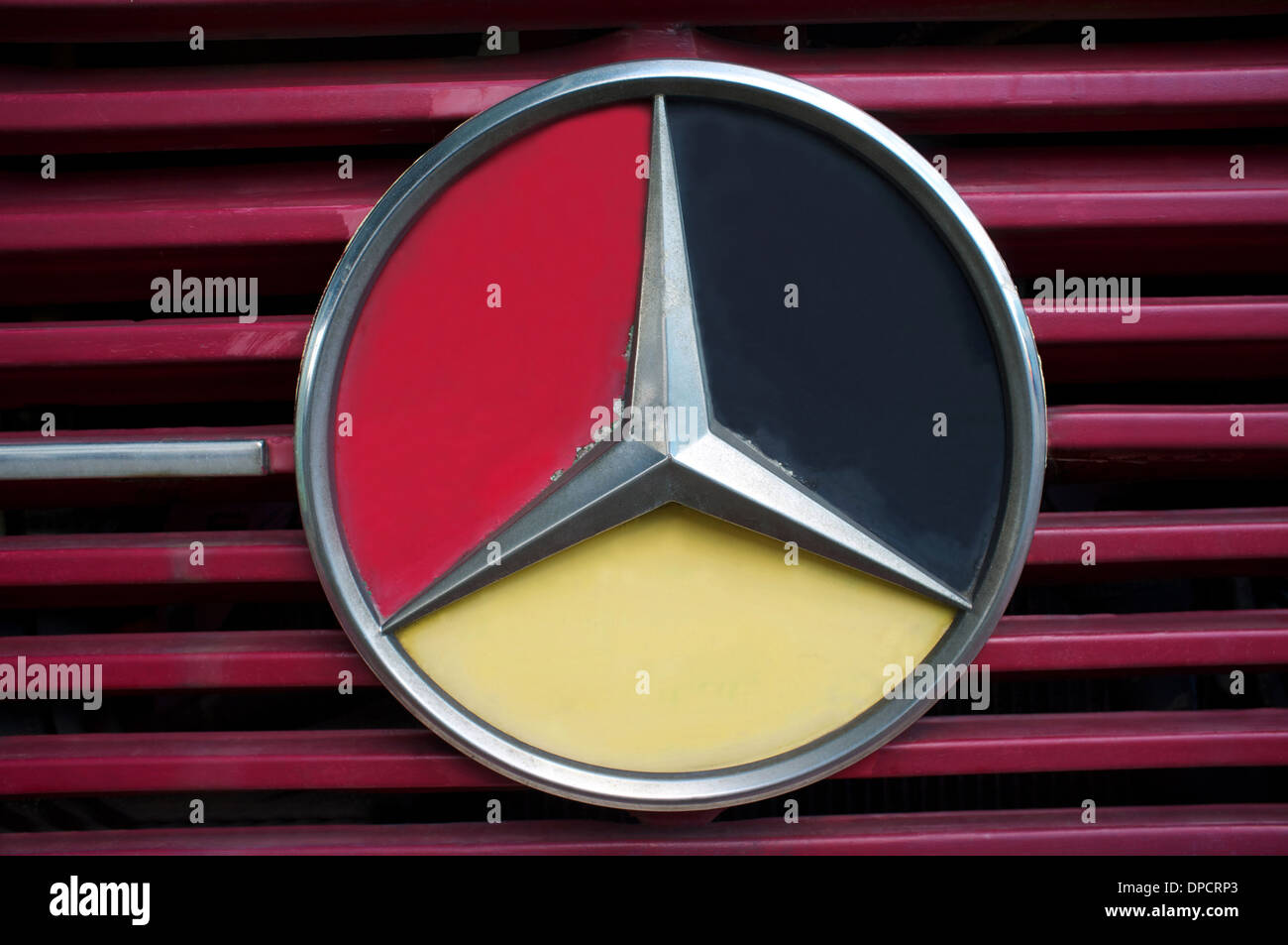 Mercedes Benz Lkw mit den Farben der deutschen Flagge Stockfotografie -  Alamy