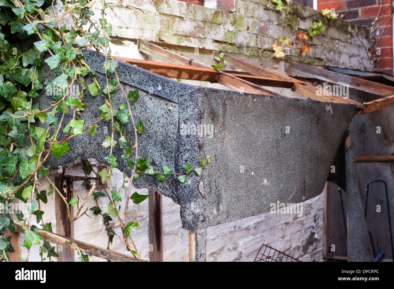 verfallene aufgeschlüsselt hölzerne Lean, im heimischen Garten Stockfoto