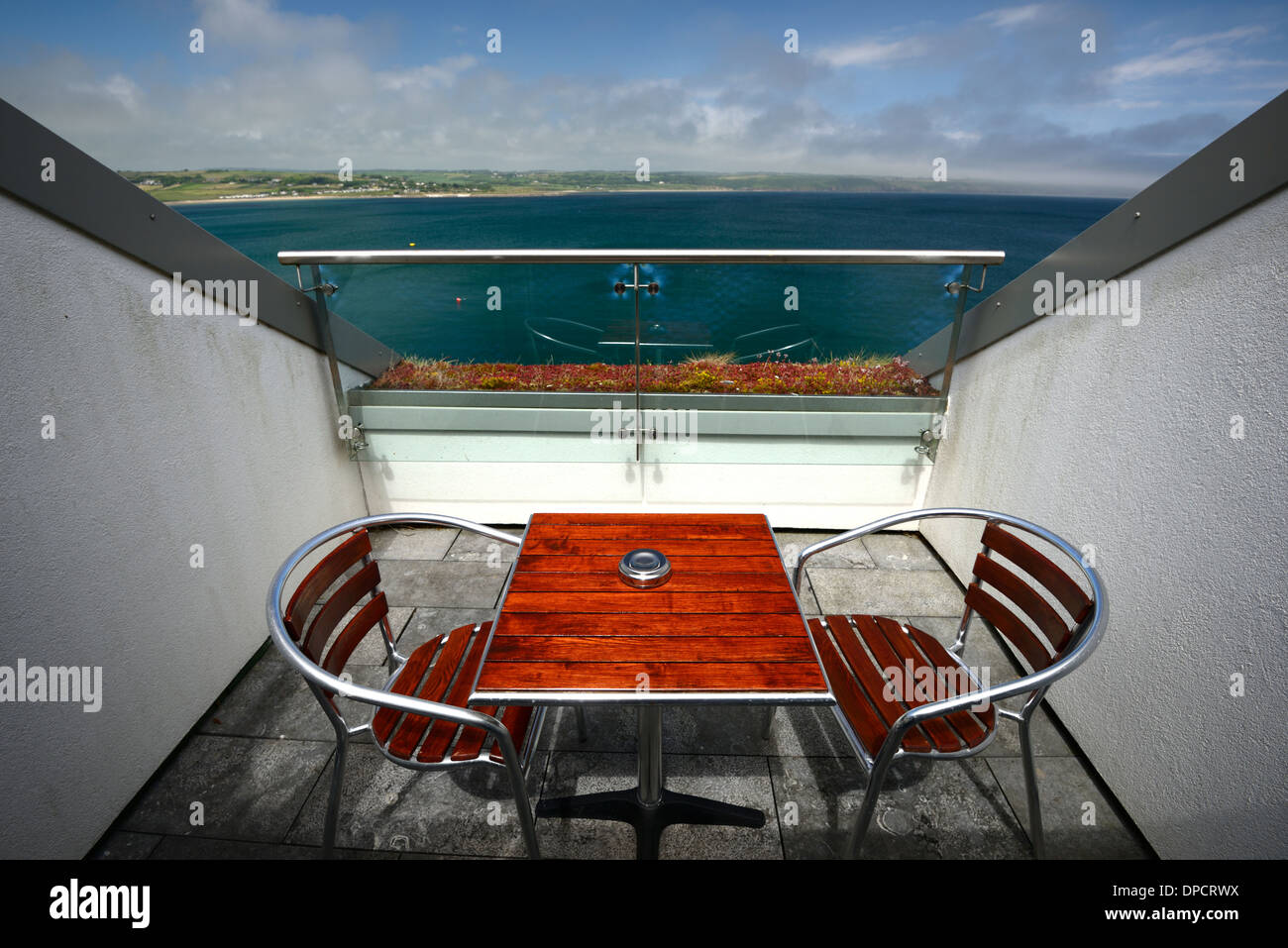 Tisch und Stühle auf weißen Balkon Terrasse Bereich Cliff house Hotel Ardmore Waterford blauen Sommerhimmel Himmel Atlantik Meerblick Stockfoto