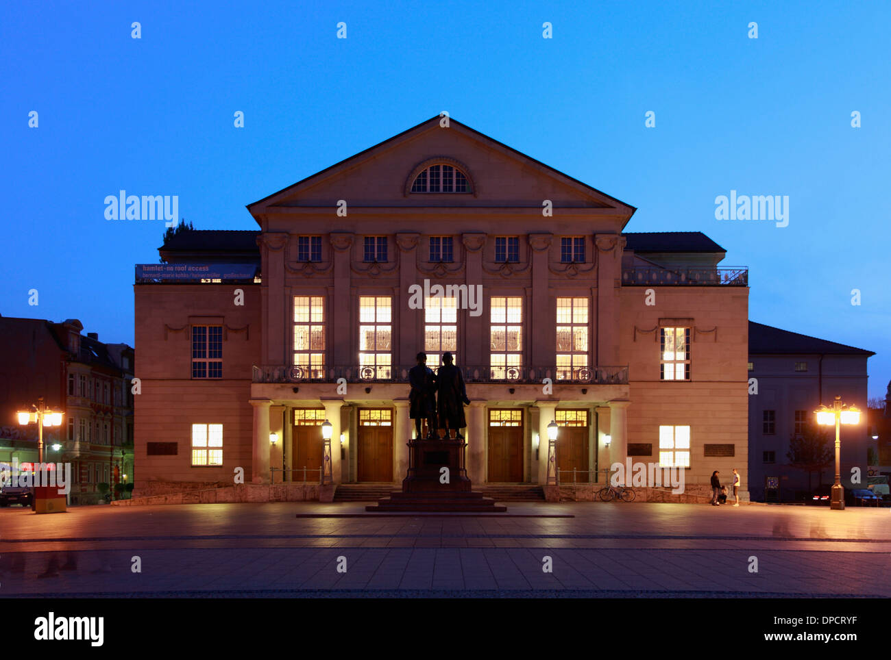 Goethe und Schiller-Denkmal am Theater Platz vor Nationaltheater, Weimar, Thüringen, Deutschland, Europa Stockfoto
