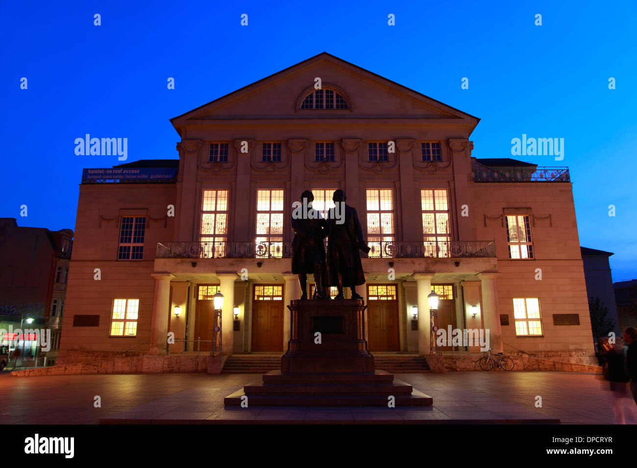 Goethe und Schiller-Denkmal am Theater Platz vor Nationaltheater, Weimar, Thüringen, Deutschland, Europa Stockfoto