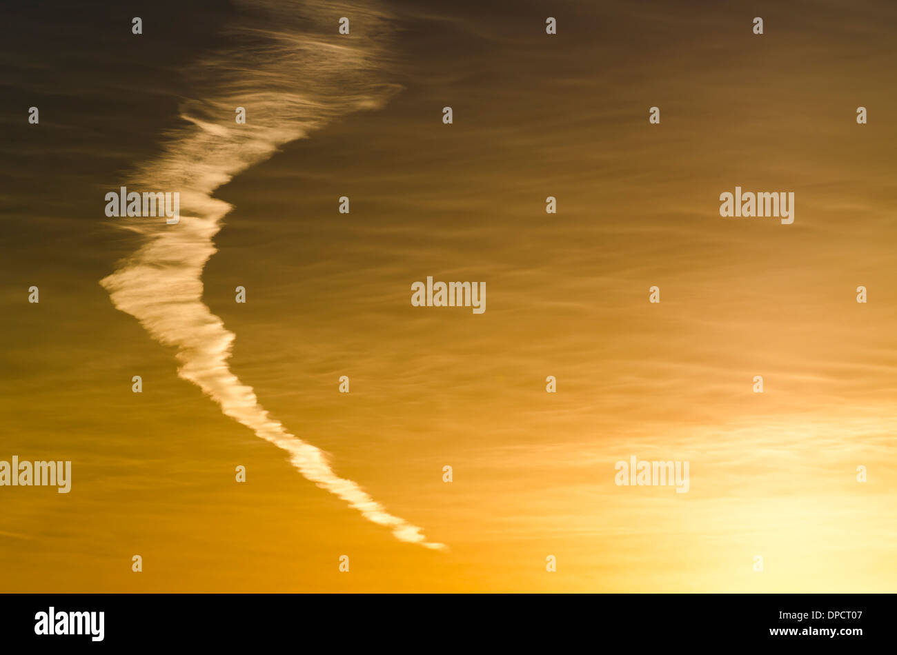 Einzigartige Wolkenbildung am Himmel bei Sonnenuntergang. Stockfoto