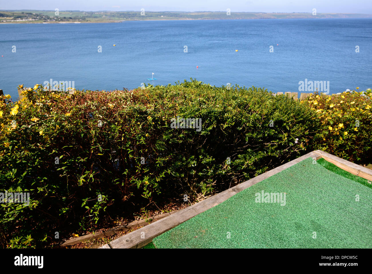 künstliche Golftee übersehen, mit Blick auf Meer, die Bucht Ardmore Cloff Haus Hotel waterford Stockfoto