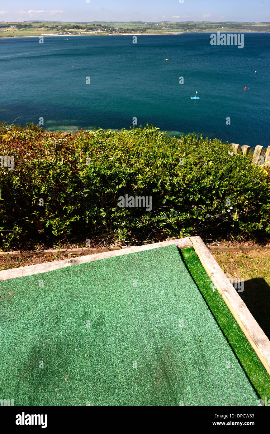 künstliche Golftee übersehen, mit Blick auf Meer, die Bucht Ardmore Cloff Haus Hotel waterford Stockfoto