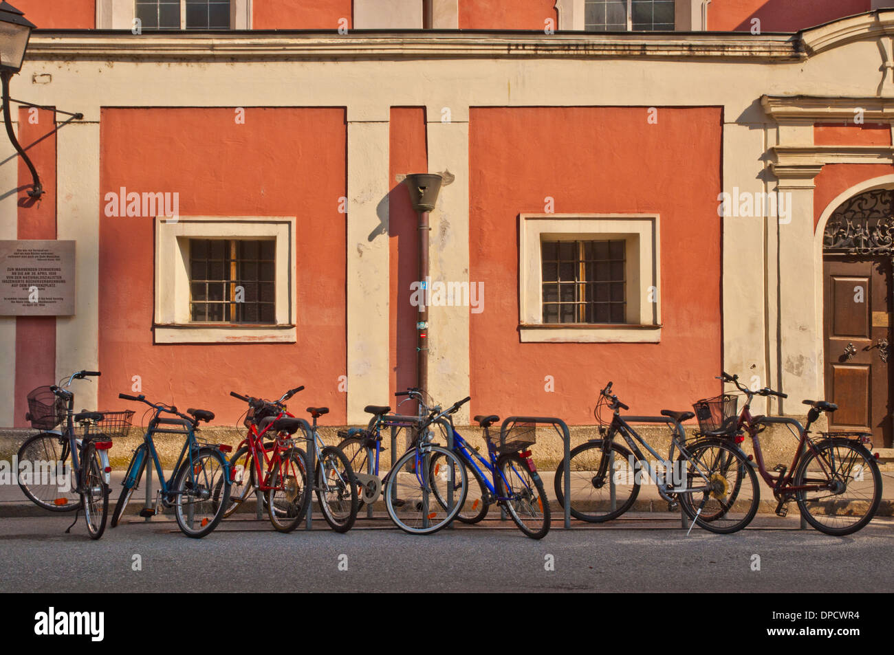 Fahrräder, die aufgereiht an St. Michael Kirche in Salzburg Österreich Stockfoto