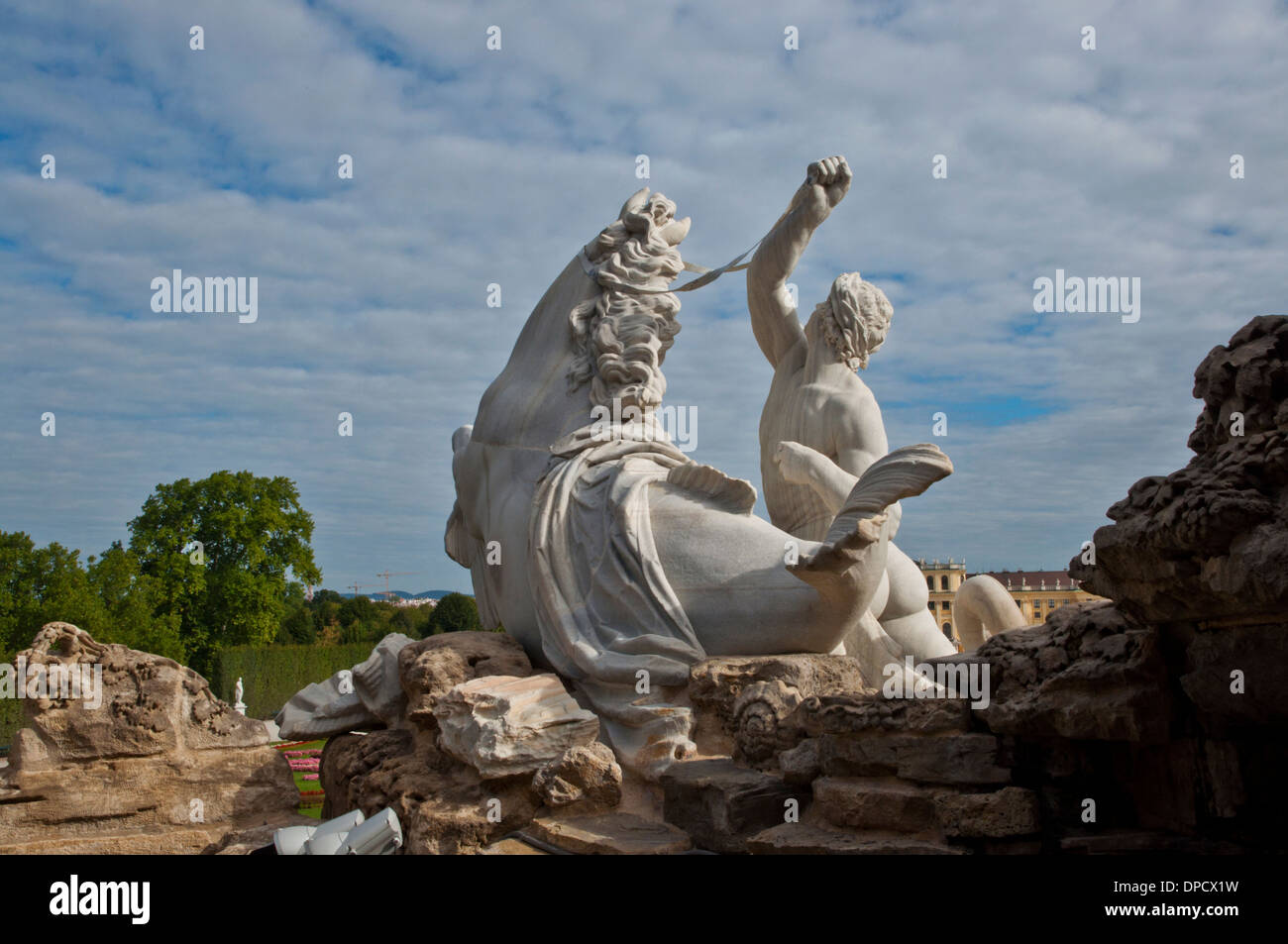 Schloss Schönbrunn und Garten Brunnen Statuen, wie von hinten gesehen Stockfoto