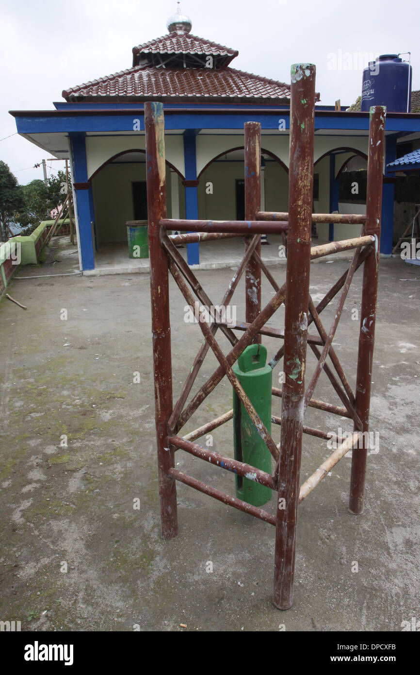 Kentongan Schlitz Trommel für traditionelle Mt Merapi Vulkan Warnung im indonesischen Dorf hohlen percussion Stockfoto