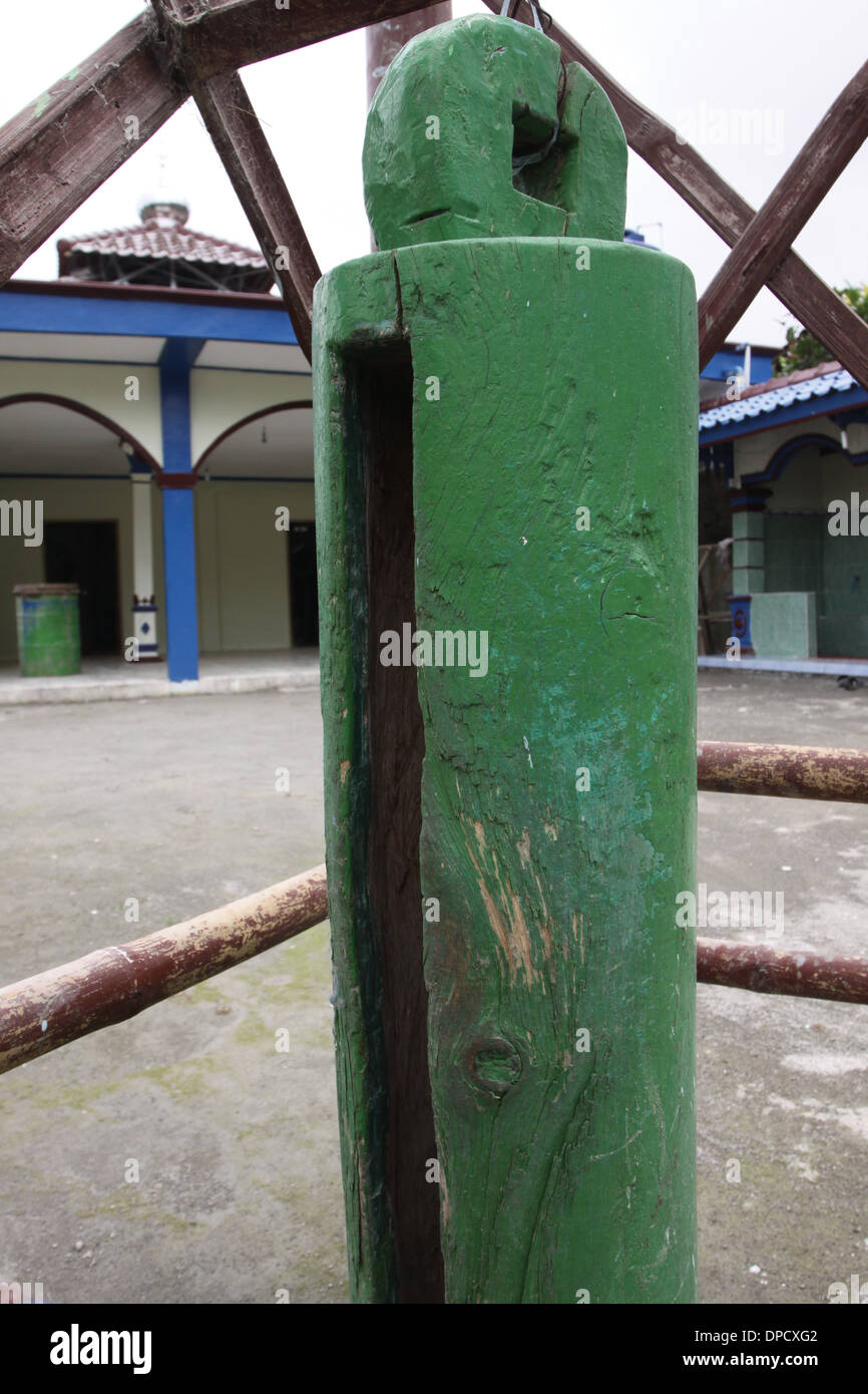 Kentongan Schlitz Trommel für traditionelle Mt Merapi Vulkan Warnung im indonesischen Dorf hohlen percussion Stockfoto