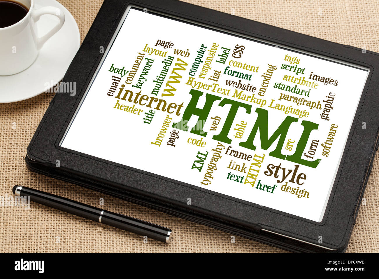 HTML (Hypertext Markup Language) Wortwolke auf digitale Tablett mit einer Tasse Kaffee Stockfoto
