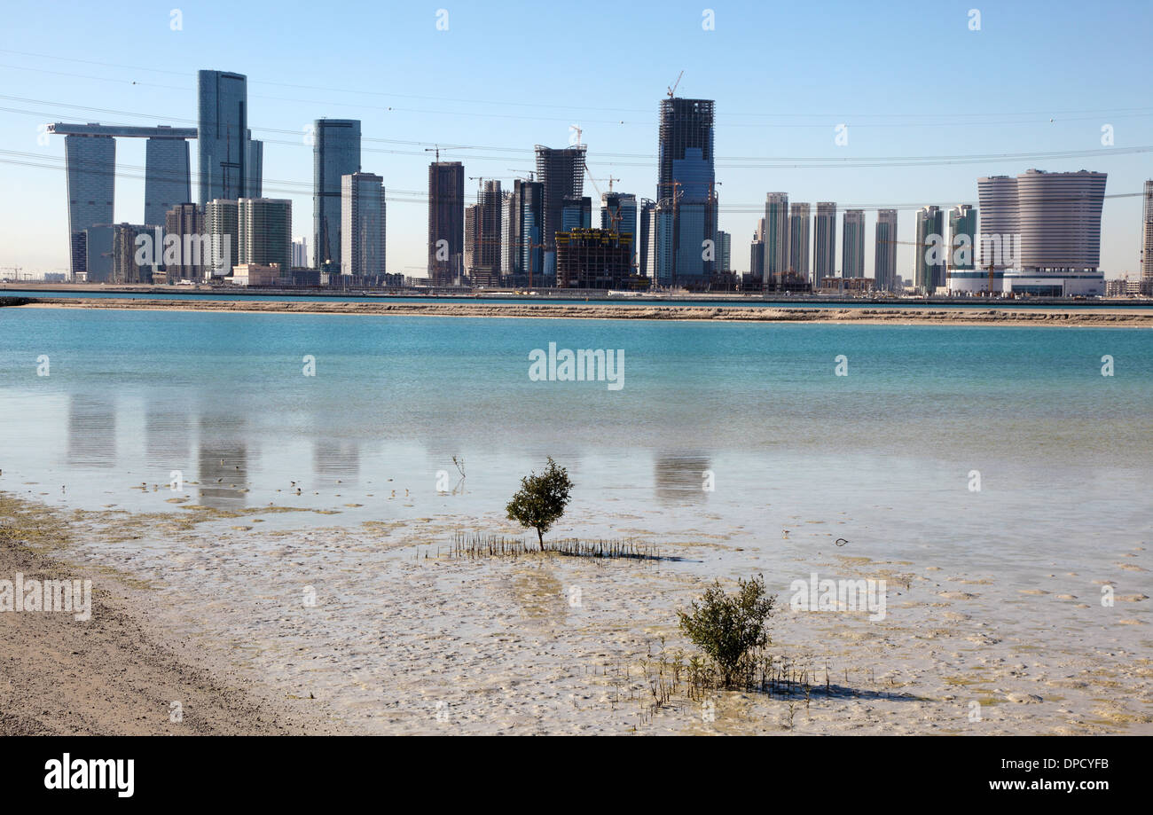 Ansicht von Abu Dhabi von Saadiyat Island, Vereinigte Arabische Emirate Stockfoto