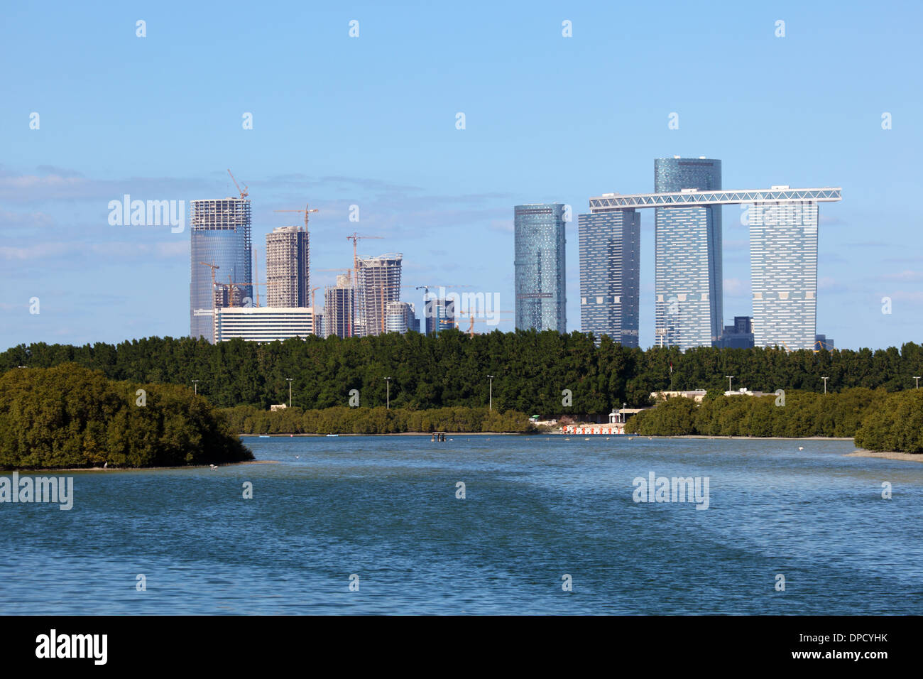 Skyline von Abu Dhabi Al Reem Island mit Mangrovenwald im Vordergrund Stockfoto