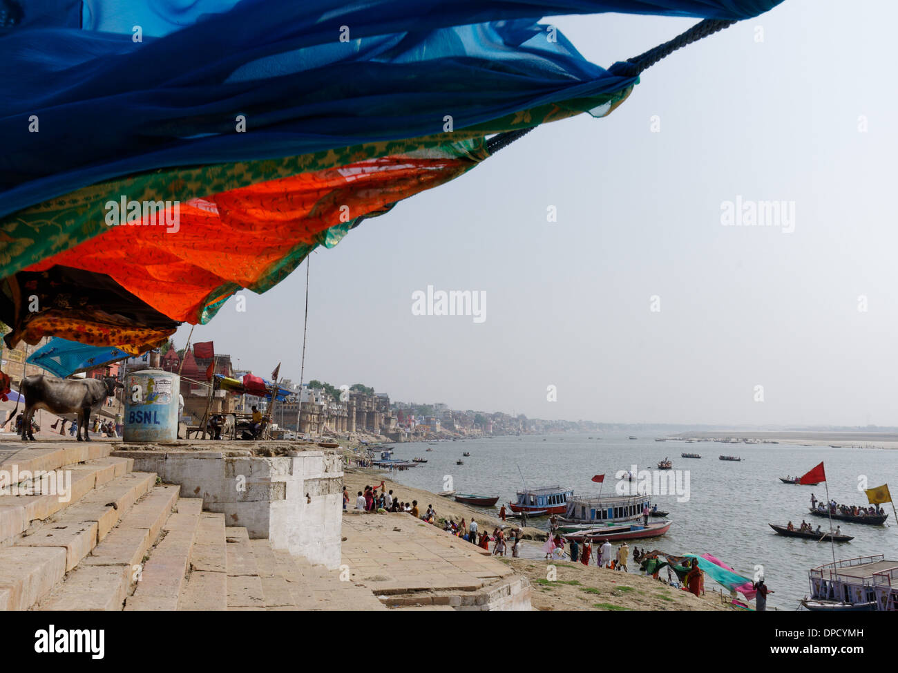 Wäsche trocknen auf den Ghats am Ganges in Varanasi Stockfoto