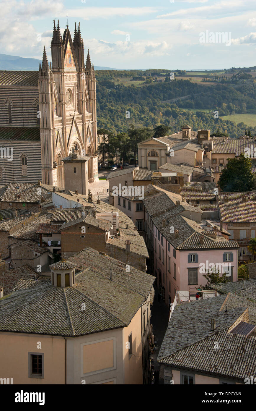 Italien, Umbrien, Orvieto. Überblick über die Stadt und die Kathedrale von Orvieto. 13. Jahrhundert gotische Meisterwerk. Stockfoto