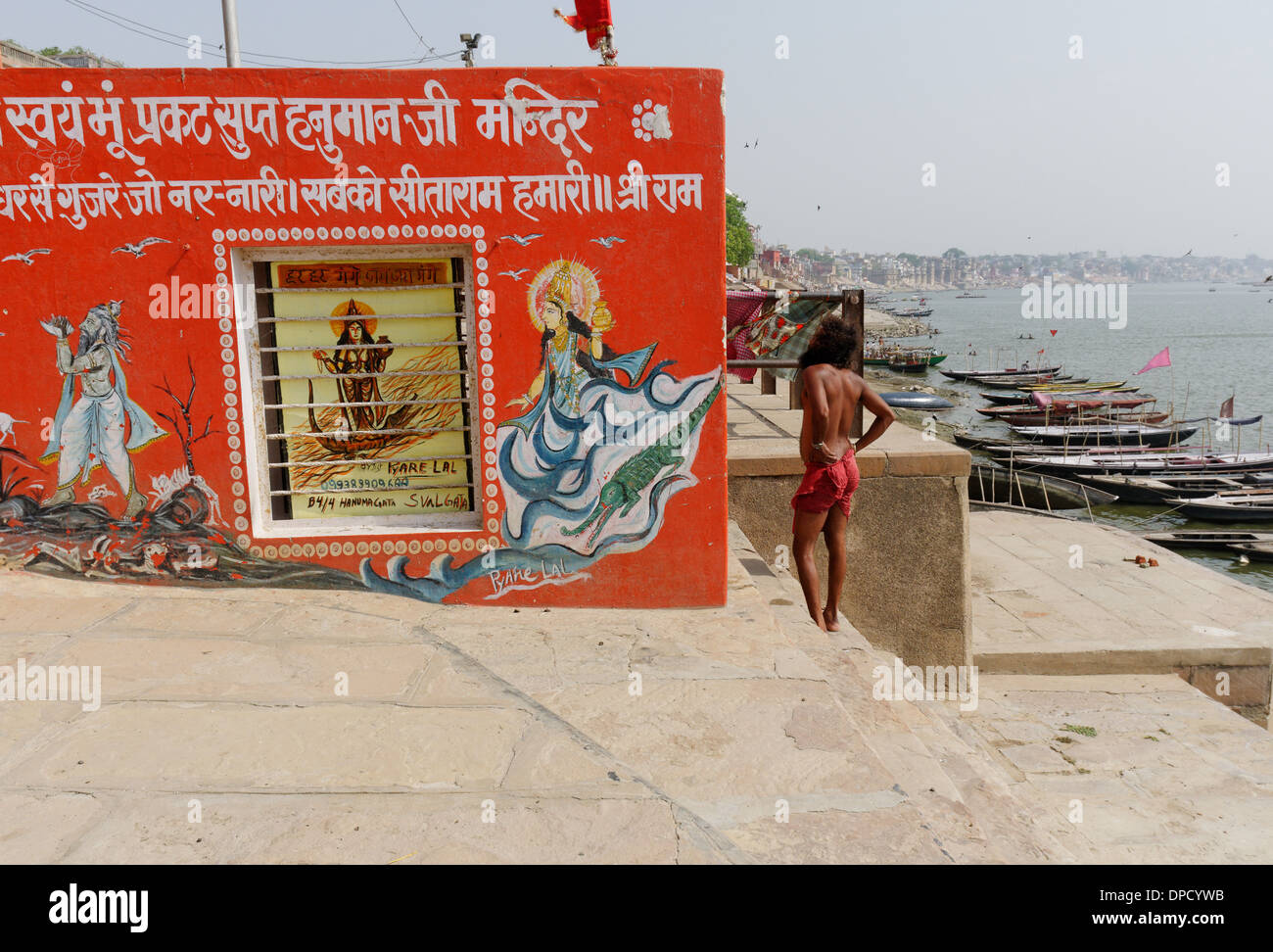 Einen hinduistischen heiligen Mann auf den Ghats von Varanasi, Indien Stockfoto