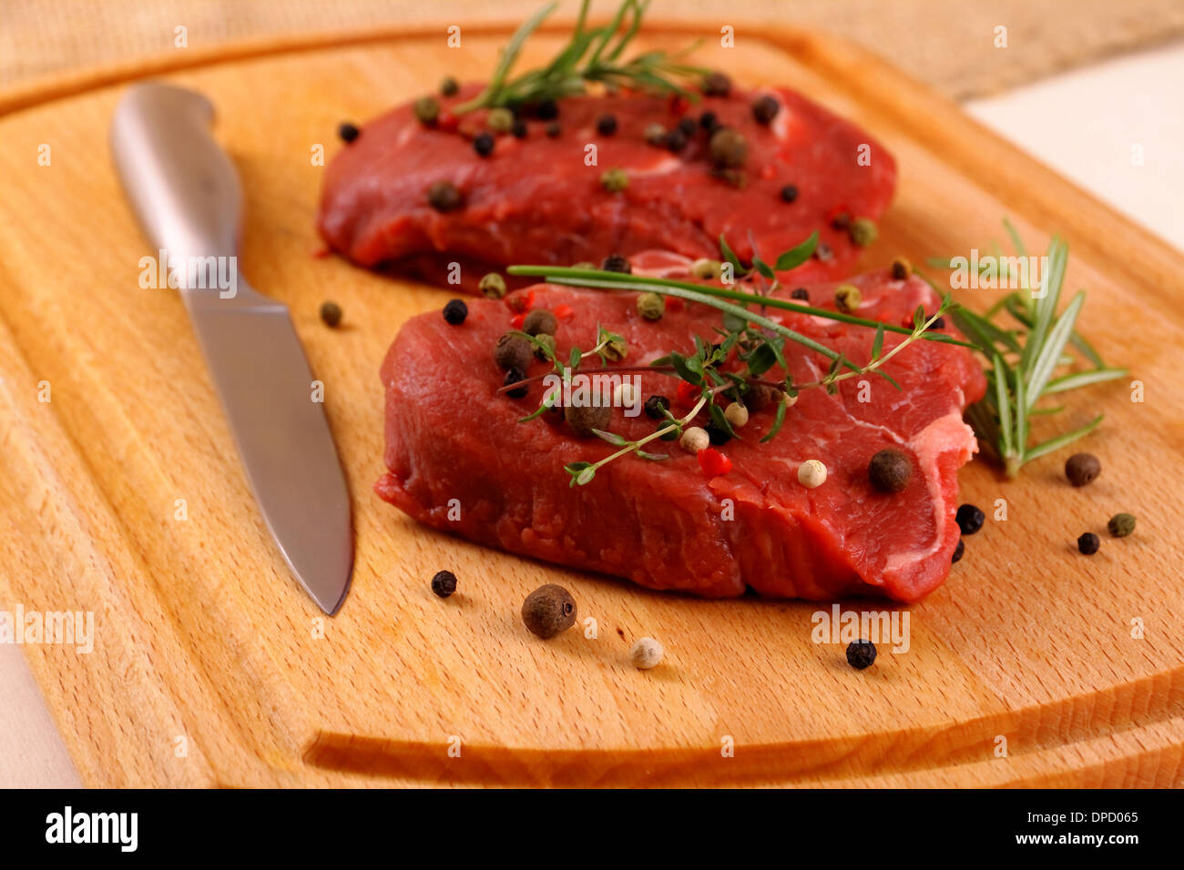 Zwei saftige Rindersteak mit Gewürzen und Stahl Messer, Nahaufnahme Stockfoto