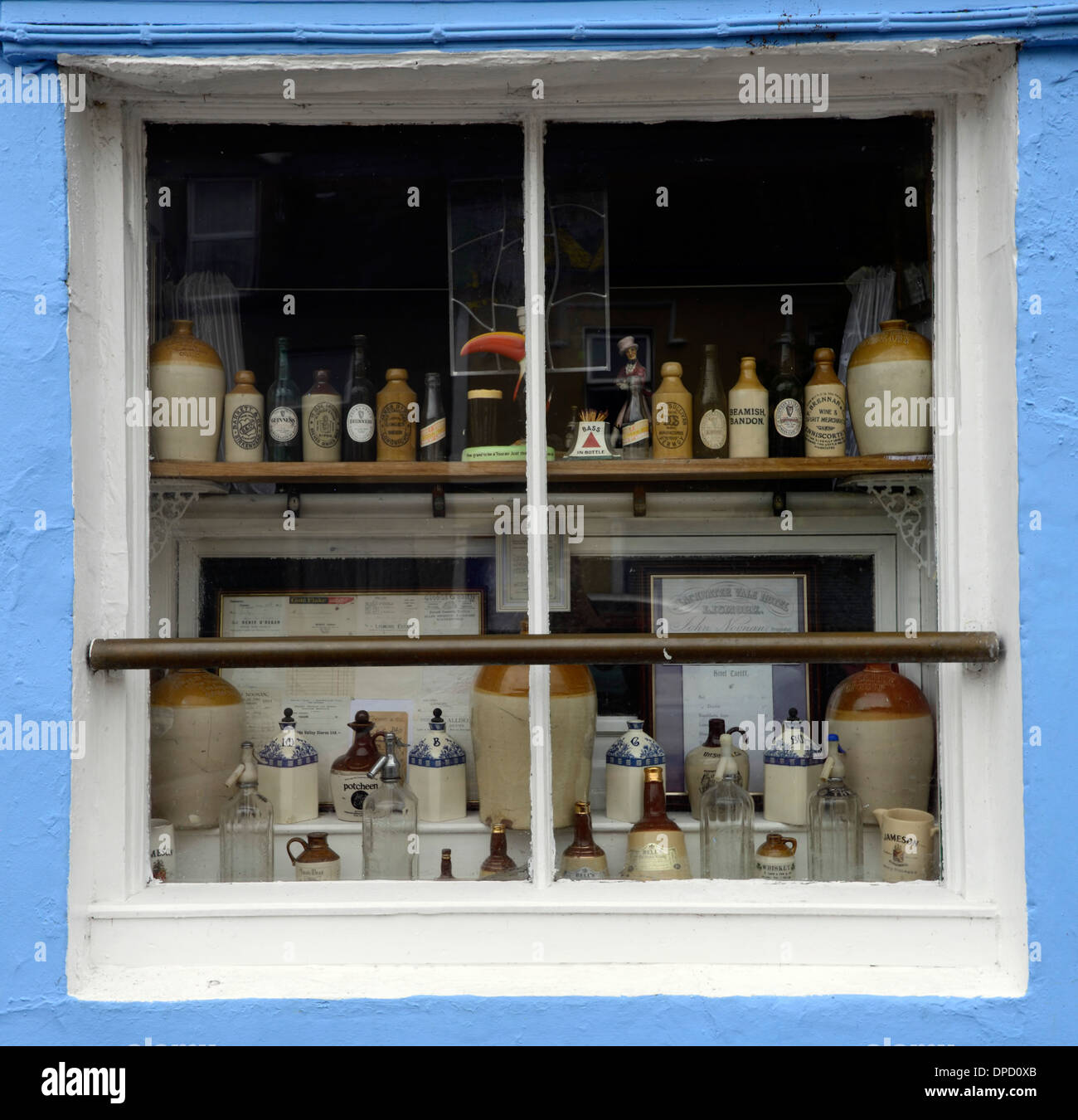 Irland irische Tradition Traditionskneipe Fenster Ladenfront lizenziert Räumlichkeiten Stockfoto