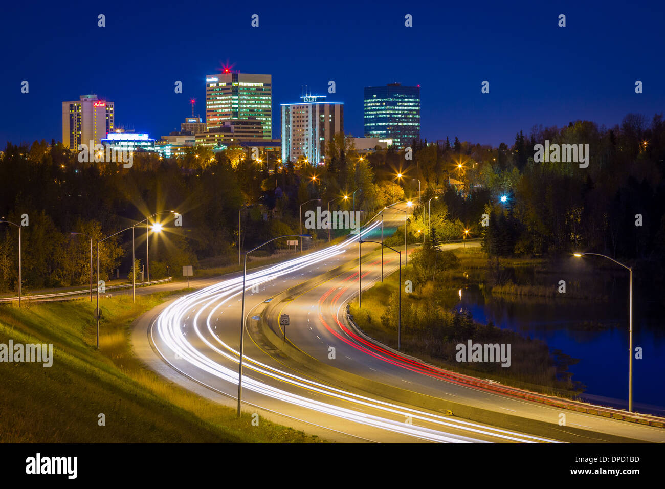 Minnesota Antrieb und die Skyline der Innenstadt in Anchorage, Alaska Stockfoto