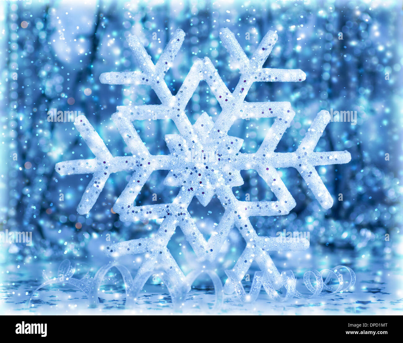 Abstrakte Schneeflocke Hintergrund, eisigen Kulisse, große Silberschnee Flocke Christbaumkugel auf glitzernde Hintergründe Stockfoto