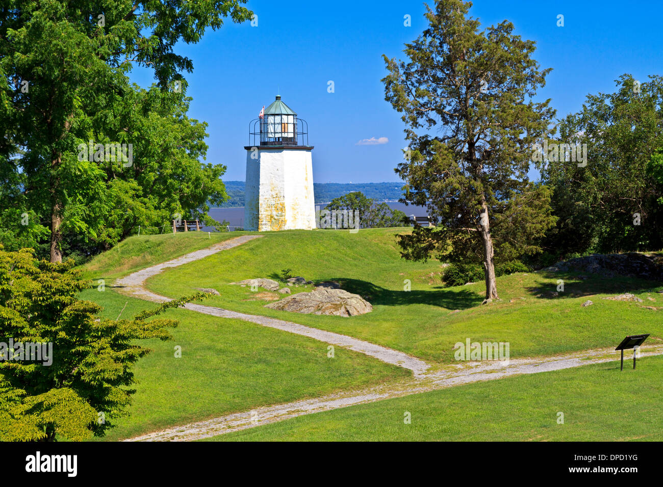 Stony Point Leuchtturm auf einem Grashügel mit Blick auf den Hudson River in New York State Stockfoto