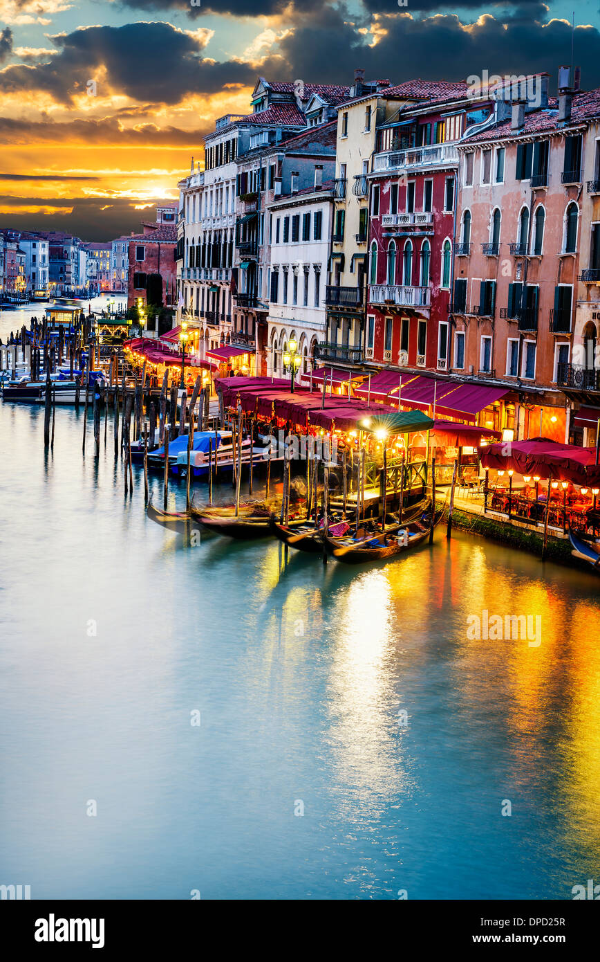 berühmte grand Canale von Rialto-Brücke zur blauen Stunde, Venedig, Italien Stockfoto