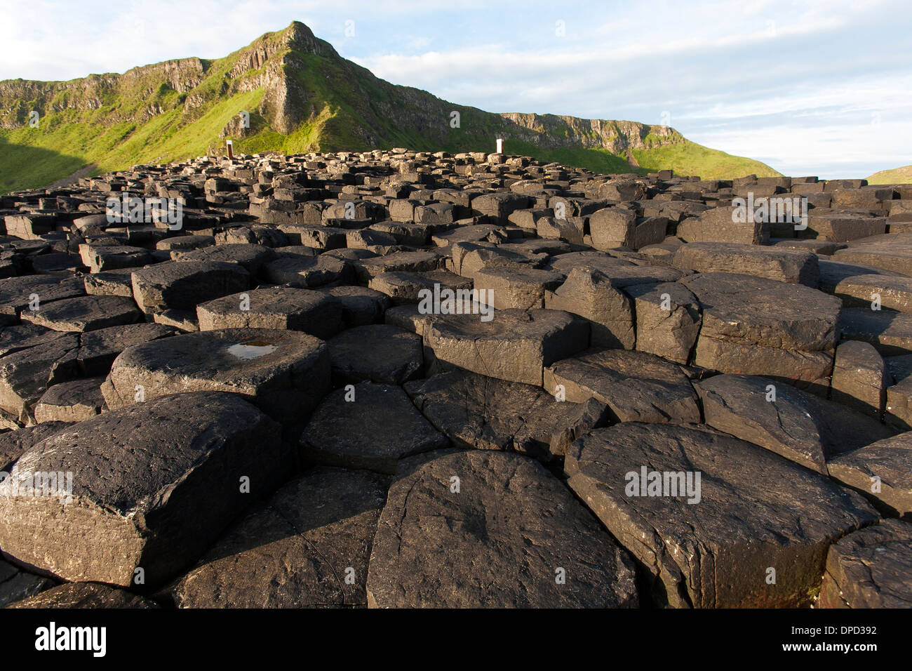 Einen weiten Blick über die Basaltsäulen, aus denen sich die Welt berühmten Giants Causeway in County Antrim und Küste in der Nähe. Stockfoto