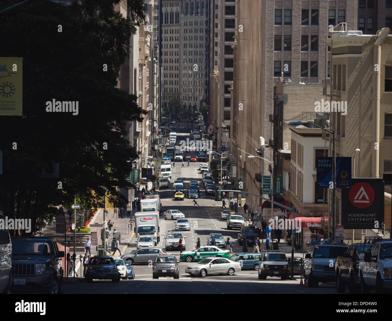 A San Francisco Straße voll von Autos und Menschen beschäftigt Stockfoto