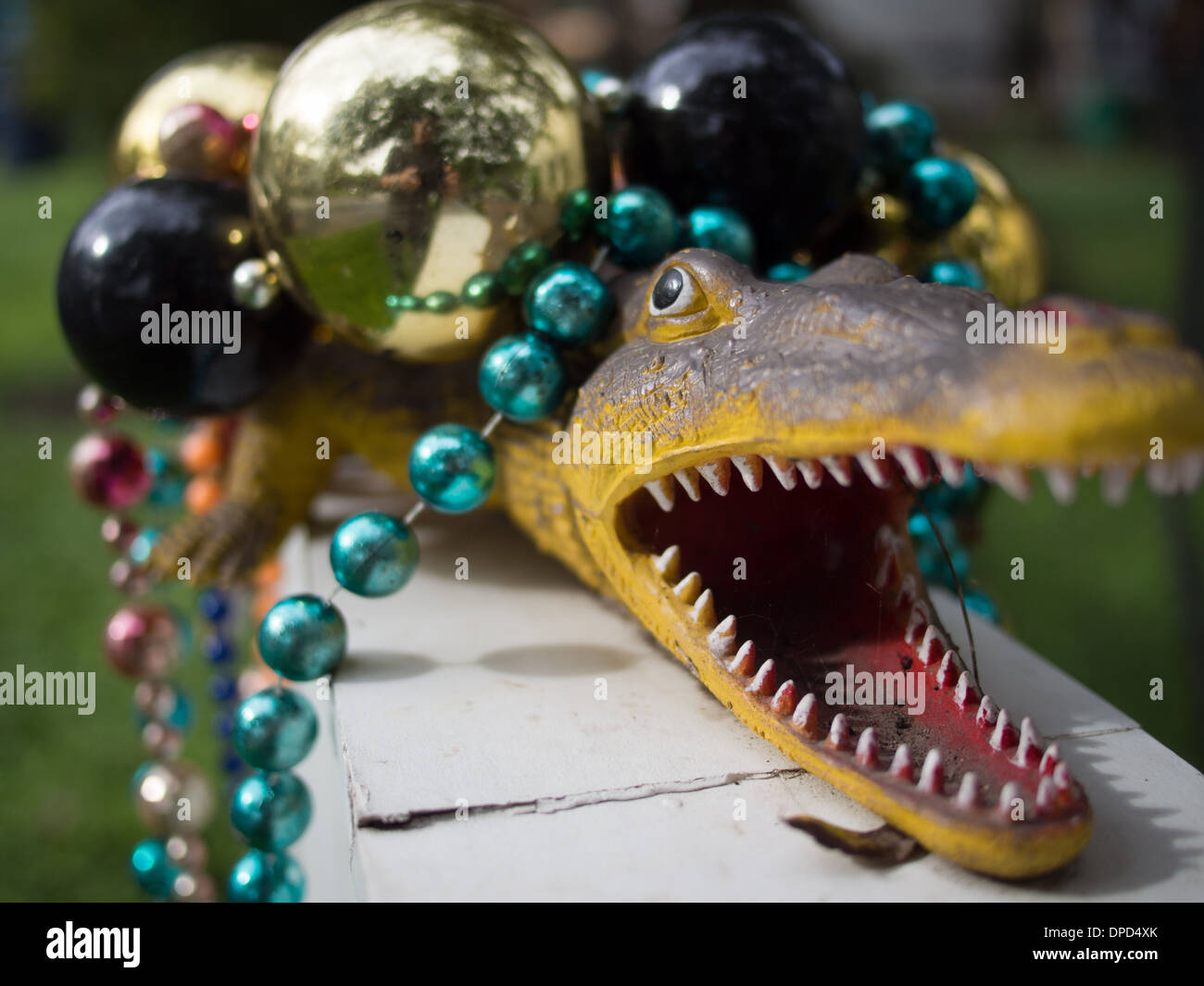 Party-Tier - ein festlich geschmückte Krokodil Spielzeug Fasching Perlen tragen Stockfoto