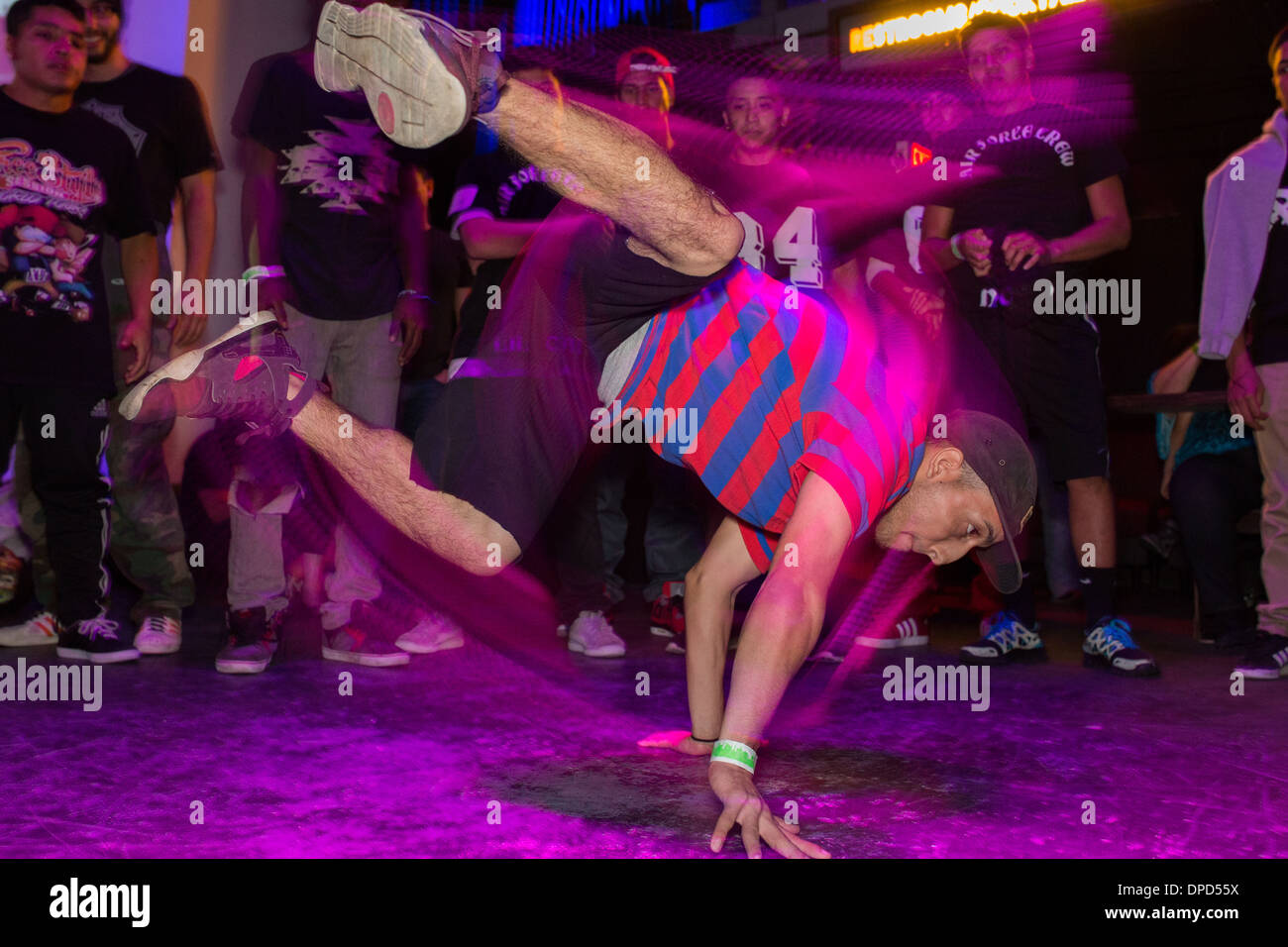 Akrobatische Tanzbewegungen beim Bboy Stadt Breakdance-Wettbewerb in Austin, Texas Stockfoto