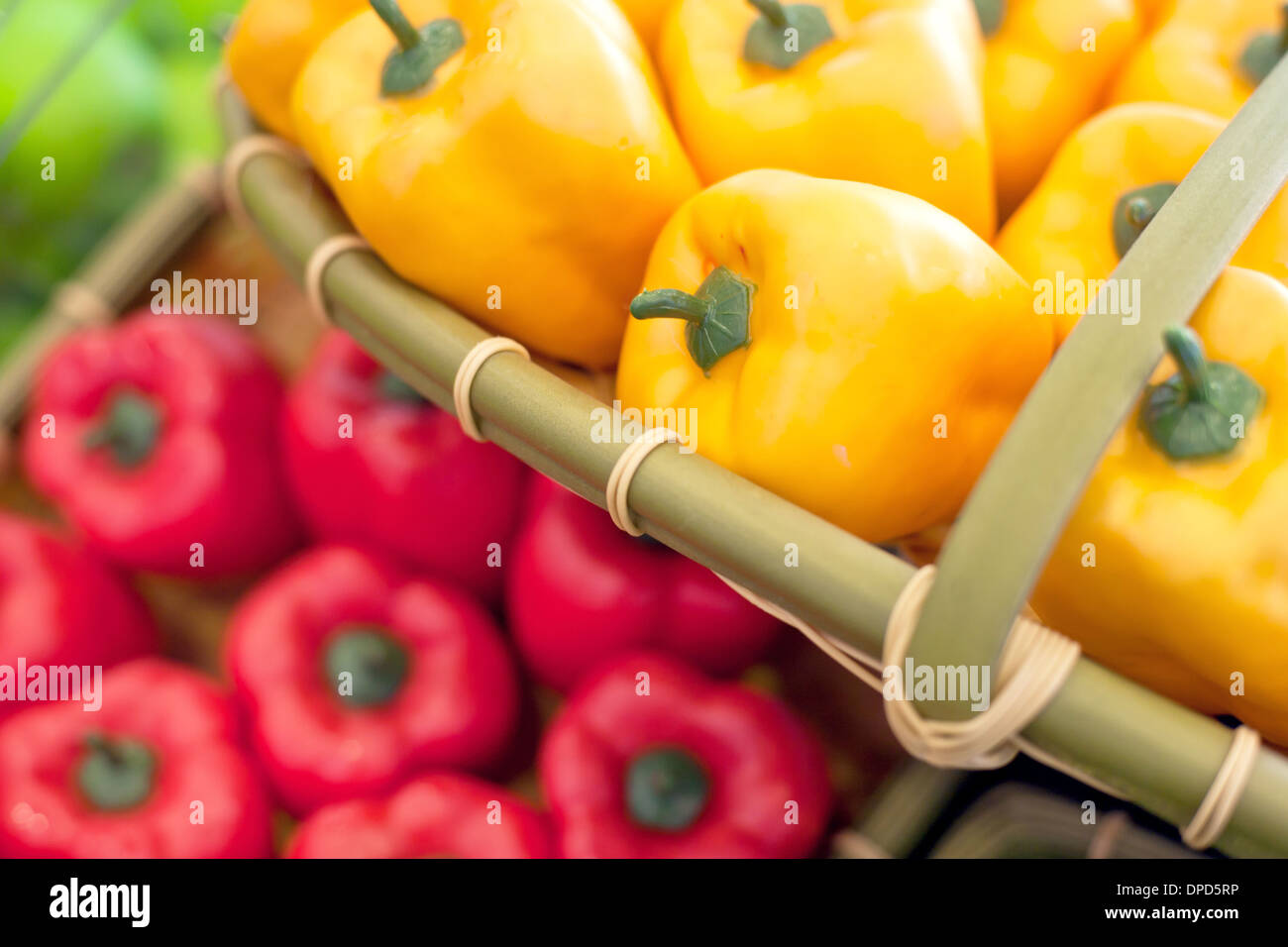 Frisches Gemüse in den Regalen, Paprika Stockfoto