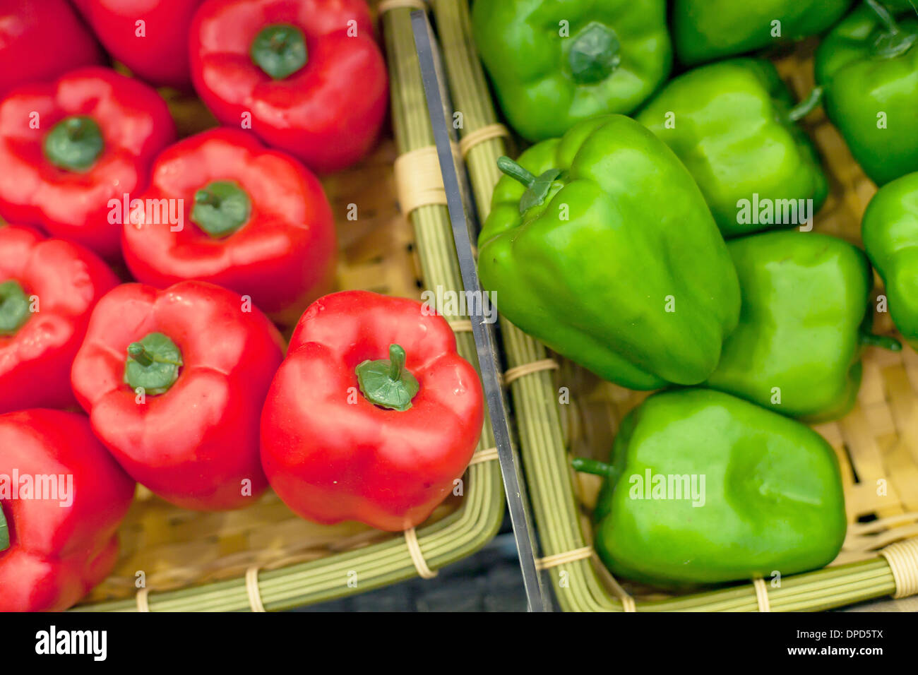 Frisches Gemüse in den Regalen, Paprika Stockfoto