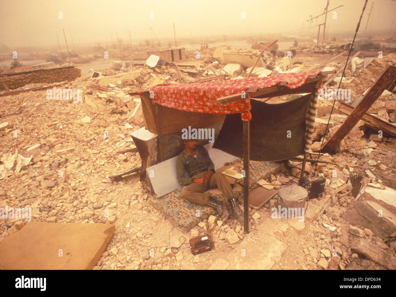 Iranirakkrieg, auch bekannt als erster persischer Golfkrieg oder Golfkrieg. 1984 Soldat, der sich von der jüngsten Schlacht erholt, Schutz vor Hitze und Sandsturm inmitten der Verwüstung des Krieges, nahe Basra Südirak. 1980er HOMER SYKES Stockfoto