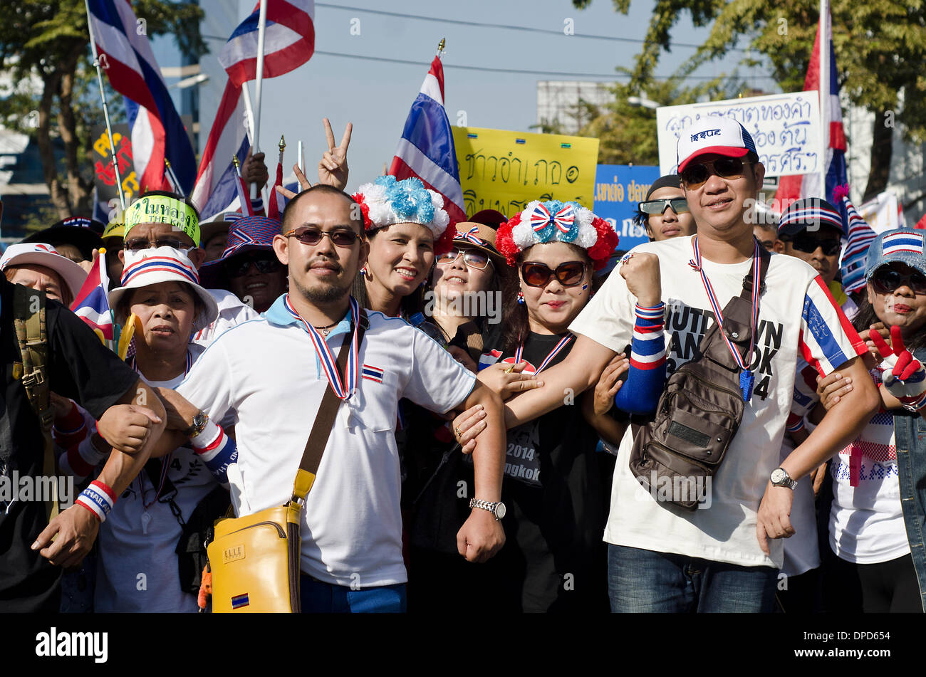 Bangkok, Thailand.13th Januar 2014.Anti-Regierungs-Demonstranten marschieren Trog die Straßen von Bangkok.Tens von Tausenden von thailändischen Opposition Demonstranten besetzten Hauptstraßen im Zentrum von Bangkok am Montag in einem versuchten "Herunterfahren" des Kapitals, die Regierung von Yingluck Shinawatra zu verdrängen. Stockfoto