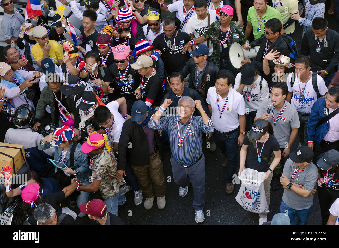 Bangkok, Thailand.13th Januar 2014.Thai Protest Führer Suthep Thaugsuban (C) lächelt und holt seine Hand, als er einen Protest führt marschieren durch die Straßen von Bangkok am Januar 13 2014.Tens von Tausenden von thailändischen Opposition Demonstranten besetzten Hauptstraßen im Zentrum von Bangkok am Montag in einem versuchten "Herunterfahren" des Kapitals, die Regierung von Yingluck Shinawatra zu verdrängen. Stockfoto