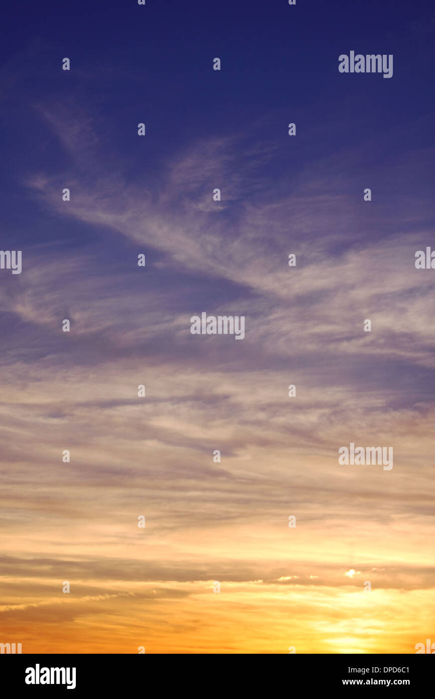 Blick auf den Himmel mit Wolken bei Sonnenuntergang Stockfoto