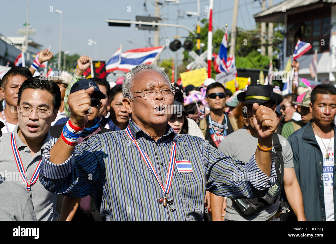 Bangkok, Thailand.13th Januar 2014.Thai Protest Führer Suthep Thaugsuban (C) ruft und holt seine Hand, als er einen Protest führt marschieren durch die Straßen von Bangkok am Januar 13 2014.Tens von Tausenden von thailändischen Opposition Demonstranten besetzten Hauptstraßen im Zentrum von Bangkok am Montag in einem versuchten "Herunterfahren" des Kapitals, die Regierung von Yingluck Shinawatra zu verdrängen. Stockfoto