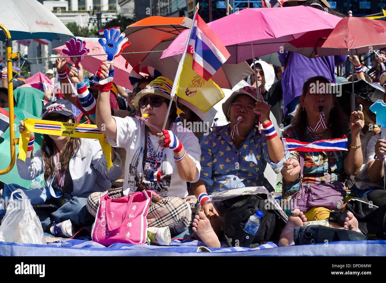 Bangkok, Thailand.13th Januar 2014.Anti Regierung Demonstranten Schlag pfeift auf der Straße von Bangkok.Tens von Tausenden von thailändischen Opposition Demonstranten besetzten Hauptstraßen im Zentrum von Bangkok am Montag in einem versuchten "Herunterfahren" des Kapitals, die Regierung von Yingluck Shinawatra zu verdrängen. Stockfoto