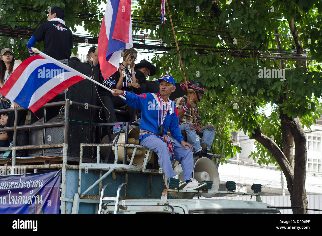 Bangkok, Thailand.13th Januar 2014.Anti-Regierungs-Demonstranten auf den Straßen von zentralen Bangkok.Tens von Tausenden von thailändischen Opposition Demonstranten besetzten Hauptstraßen im Zentrum von Bangkok am Montag in einem versuchten "Herunterfahren" des Kapitals, die Regierung von Yingluck Shinawatra zu verdrängen. Stockfoto