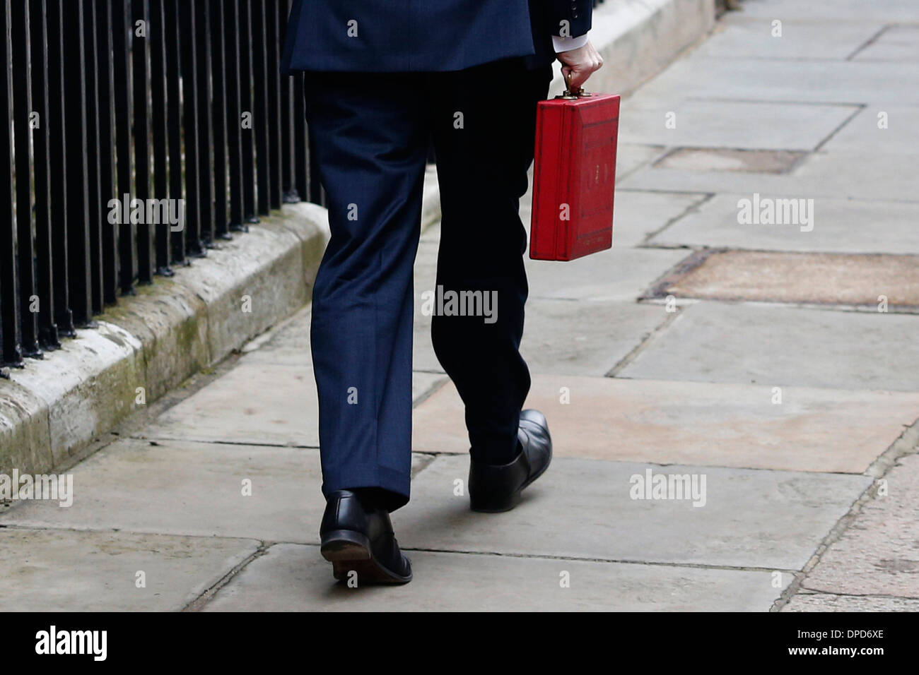 Großbritanniens Kanzler des Excheguer (Finanzminister) George Osborne hält empor seine rote Versand-Box, wie er seine aufhört Stockfoto