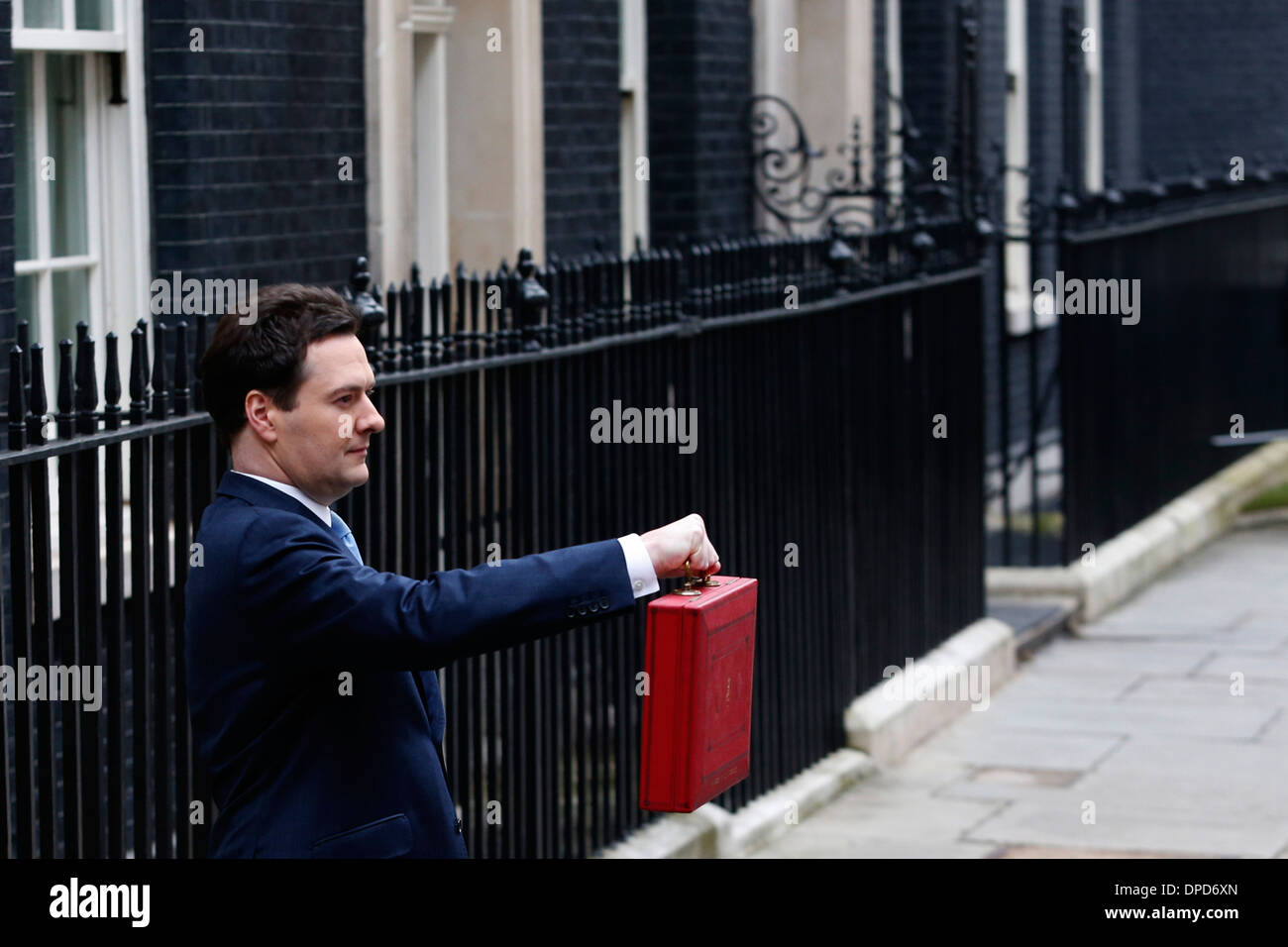 Großbritanniens Kanzler des Excheguer (Finanzminister) George Osborne hält empor seine rote Versand-Box, wie er seine aufhört Stockfoto