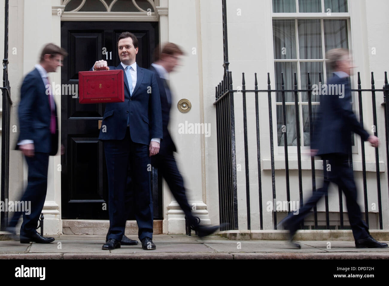 Großbritanniens Kanzler des Excheguer (Finanzminister) George Osborne hält empor seine rote Versand-Box, wie er seine aufhört Stockfoto